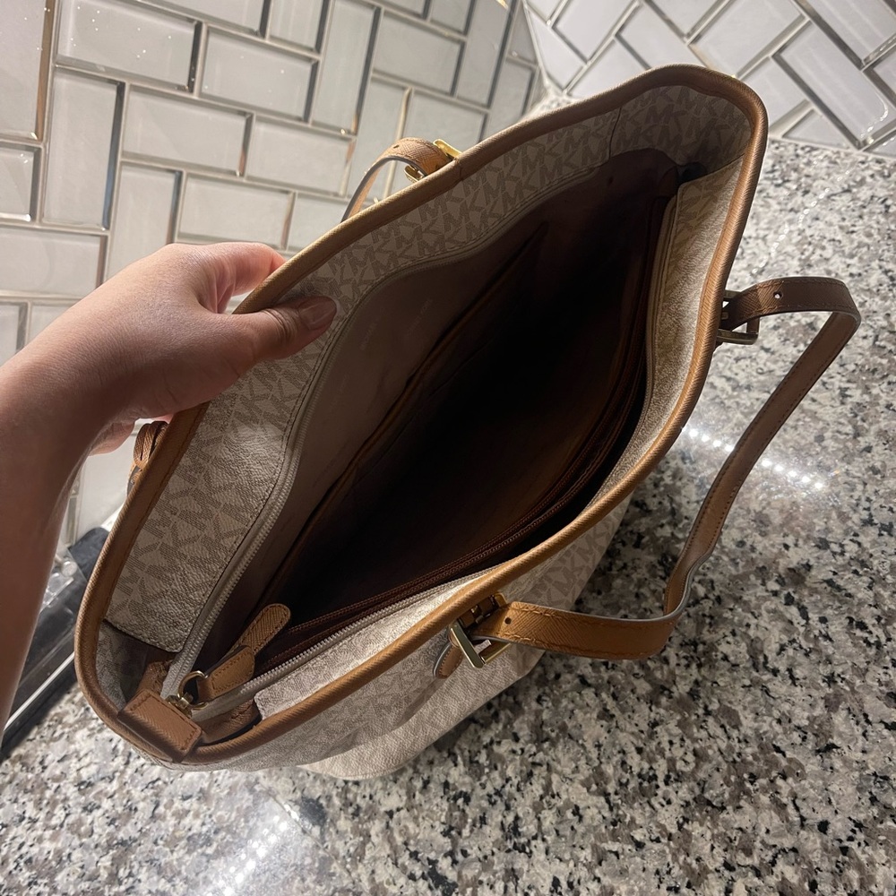 Michael Kors Large Logo Tote Jet Set Bag 🤍 - Picture 5 of 7